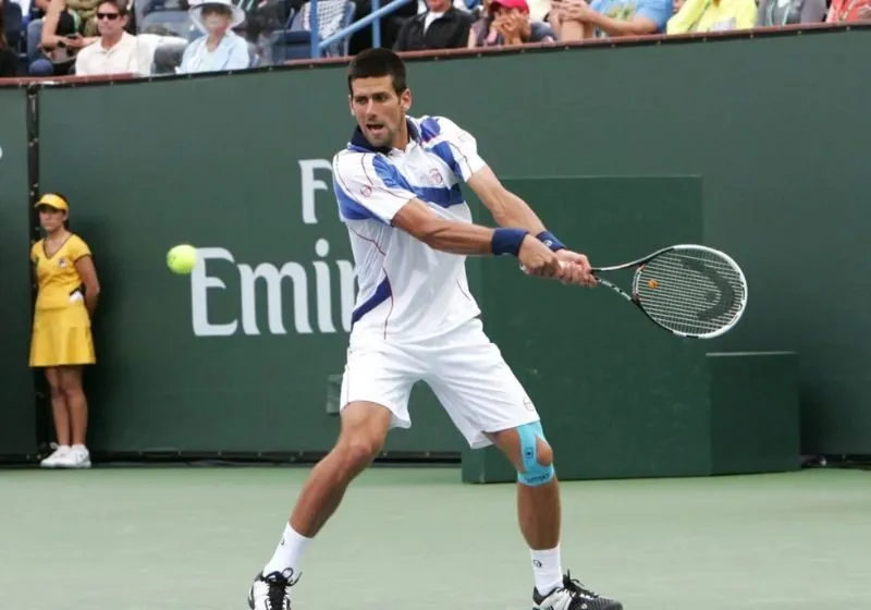 Cách cầm vợt tennis đánh trái tay hai tay