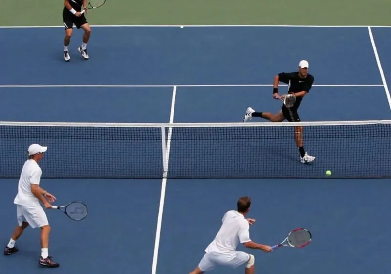 Luật chơi tennis đôi và đơn sẽ có sự khác nhau về kích thước sân
