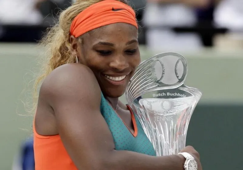 Serena Williams cùng chiếc cúp vô địch, hình ảnh quen thuộc với người hâm mộ trong suốt sự nghiệp của cô