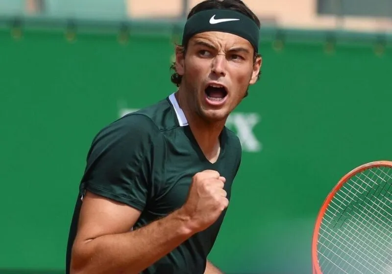 Djokovic hạ Taylor Fritz